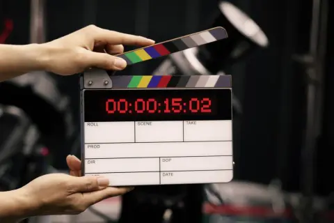 Klapka filmowa z cyfrowym licznikiem, gotowa do akcji. Wkrótce powstają kolejne filmy na podstawie książek.