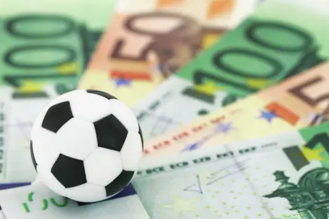 Ronaldo zarobki miesięczne - ile naprawdę zarabia na kontrakcie?