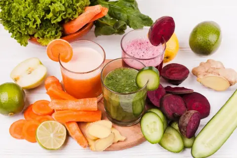 Kolorowe soki warzywne i owocowe, idealne na dieta sokowa. Marchew, buraki, ogórek, jabłko, limonka, imbir i sałata.
