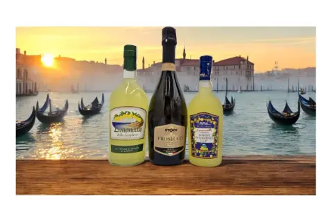 Weneckie gondole i zachód słońca tworzą tło dla butelek limoncello i prosecco, idealnych na orzeźwiający limoncello spritz.