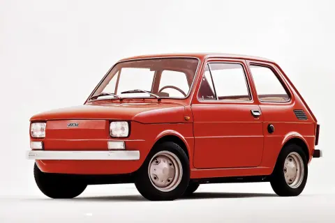 Czerwony fiat 126p, kultowy "maluch", prezentowany na białym tle.
