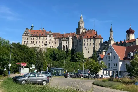 Schloss Sigmaringen, ein Highlight am Donauradweg zwischen Tuttlingen und Sigmaringen, thront über der Stadt.