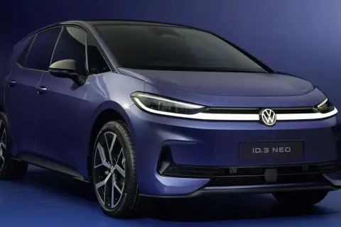 El Volkswagen ID.3 Neo, un coche eléctrico azul vibrante, se presenta con un diseño moderno y elegante.