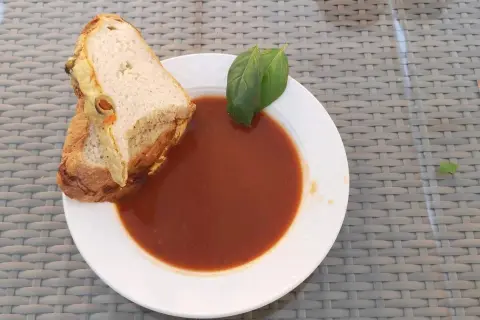 Zupa pomidorowa z kanapką, idealna na islandzką przygodę. Pomyśl, jakie jedzenie zabrać na Islandię, by było równie pyszne!