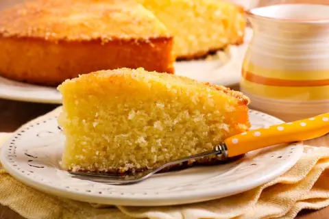Una fetta di torta di zucca soffice e dorata, pronta per essere gustata.