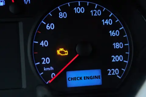 Na desce rozdzielczej świeci się żółta kontrolka check engine, sygnalizując problem z silnikiem.