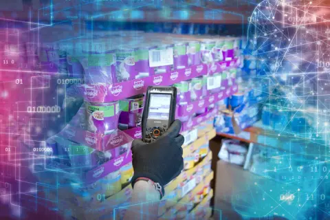Ręka w czarnej rękawiczce skanuje puszki karmy dla kotów Whiskas w magazynie. Cyfrowe linie i liczby symbolizują technologię sscc.