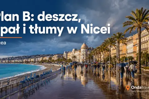 Promenada w Nicei z palmami, budynkami i ludźmi z parasolami w deszczowy dzień.