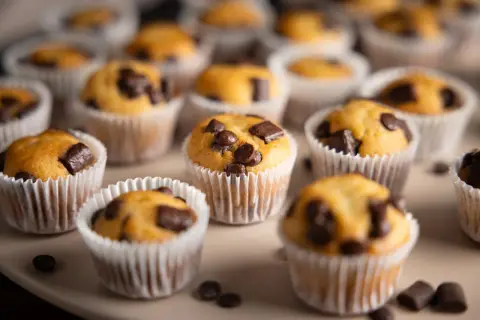 Viele saftige Sally Muffins mit Schokostückchen, bereit zum Genießen.