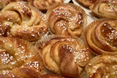 Gyllene vaniljbullar med pärlsocker, redo att avnjutas. Ett perfekt vaniljbullar recept för fikat.