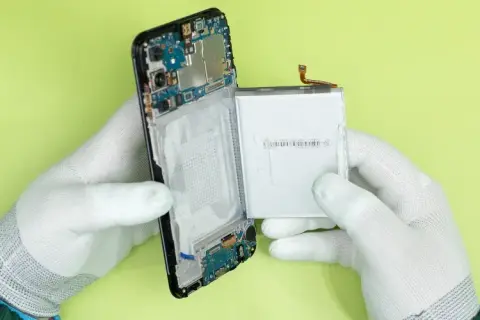 Wymiana baterii w telefonie: Od 30 min do kilku dni?