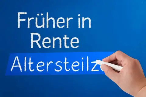 Früher in Rente: Altersteilzeit oder Rente mit 63? Eine Hand schreibt die Frage auf einer blauen Tafel.