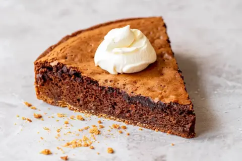 En bit chokladkaka med en klick grädde. Perfekt för dig som vill baka med proteinpulver och njuta av något gott.
