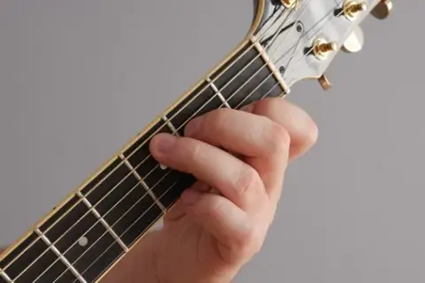 Jak zagrać cis chwyt gitarowy i uniknąć najczęstszych błędów