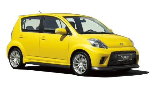 Żółty Daihatsu Sirion Sport z przyciemnianymi szybami i sportowym wyglądem.