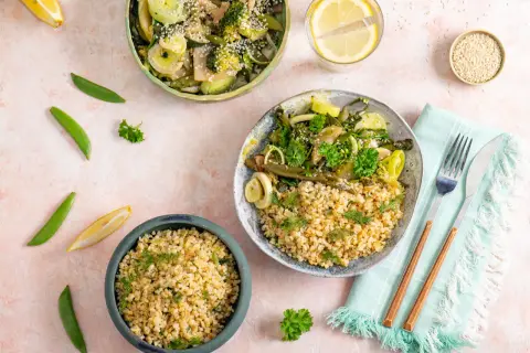 Dwa talerze z kaszą bulgur i warzywami. Czy kasza bulgur pasuje do gulaszu? Tak, wygląda pysznie!
