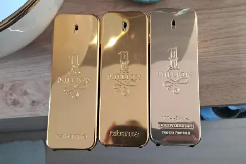 Trzy flakoniki perfum Paco Rabanne 1 Million 100ml w złotych i srebrnych odcieniach.