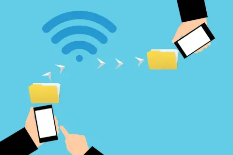 Dwa telefony wymieniają dane przez Wi-Fi. Szybki transfer plików między urządzeniami.