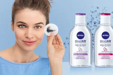 Frau entfernt Make-up mit Wattepad. NIVEA MicellAIR Skin Breathe Mizellenwasser muss man mizellenwasser abwaschen.