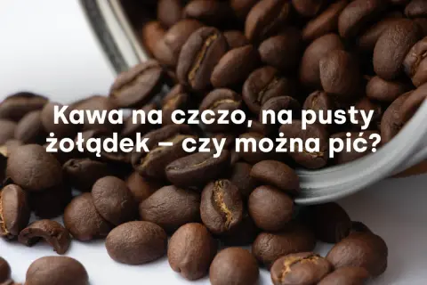 Ziarna kawy rozsypane z pojemnika. Czy można pić kawę na czczo? Pytanie o poranną dawkę kofeiny.