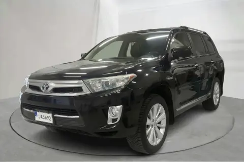 Svart Toyota Highlander Hybrid, redo för äventyr i Sverige.