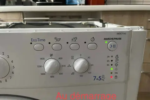 Machine à laver Samsung IWDC7145 avec cadenas rouge allumé, indiquant un blocage. Le programme est en cours.