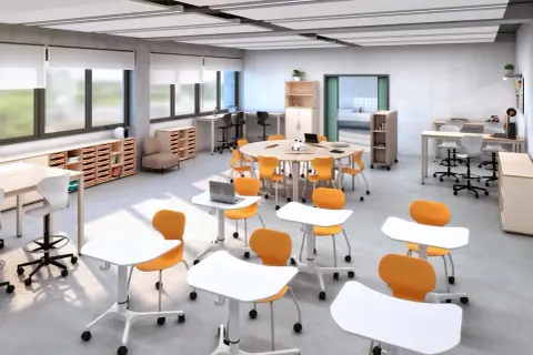 Un aula STEAM moderna con mesas redondas y rectangulares, sillas naranjas y blancas, y estanterías para materiales.