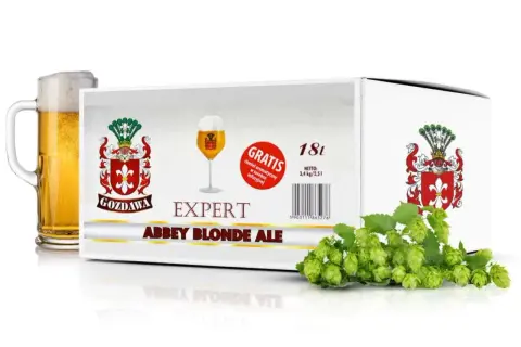 Zestaw do warzenia piwa z brewkitu "Abbey Blonde Ale" z chmielem gratis. Obok kartonu kufel złocistego piwa i świeże szyszki chmielu.