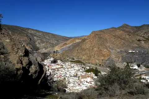Vista panorámica de Alboloduy, un pueblo blanco en un valle rodeado de montañas áridas. Descubre qué ver en Alboloduy.
