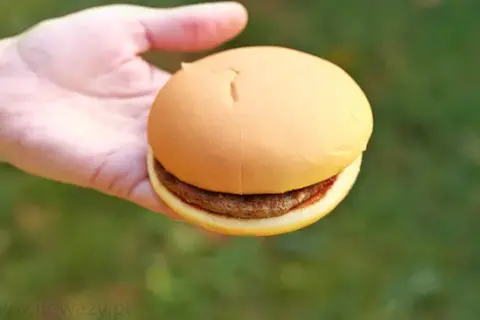 Ile kalorii ma hamburger McDonald's? Pełna analiza i porady