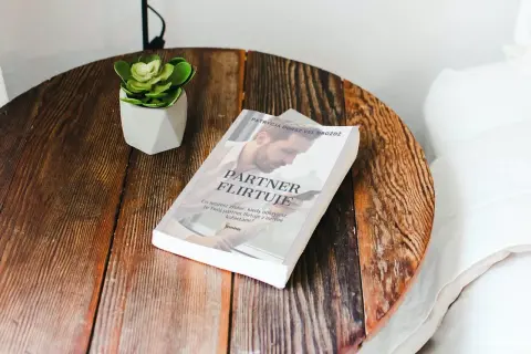 Kiedy facet mówi, że jesteś wyjątkowa, a na stoliku leży książka "Partner flirtuje".