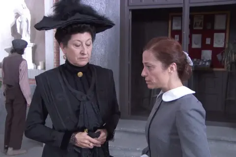 O czym jest film Akacjowa 38? Historia pełna dramatów i tajemnic