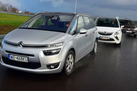 Srebrny Citroen Picasso, biały Opel Zafira i brązowy Volkswagen Touran jadą drogą. To najlepsze minivany na rodzinną podróż.