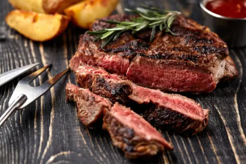 Saftig flankstek, perfekt grillad med rosmarin, serveras med klyftpotatis. En härlig flankstek marinad gör den extra god.