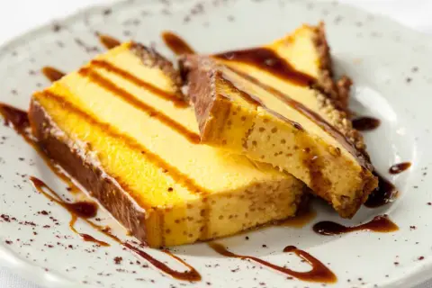 Descubre el arte del flan perfecto: recetas y trucos expertos