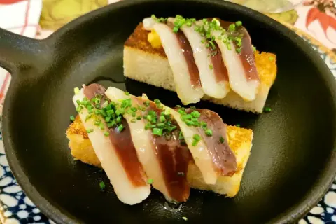 Deliciosos pinchos de jamón y pan tostado, perfectos para disfrutar en restaurantes con zona infantil en la Sierra de Madrid.
