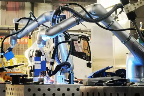 Nowoczesny cobot spawalniczy precyzyjnie łączy elementy, tworząc przyszłość produkcji.