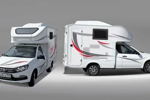 Dos autocaravanas blancas, una Lada Granta modificada, con detalles grises y rojos, listas para la aventura.