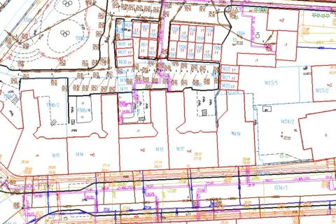Plan zagospodarowania przestrzennego z zaznaczonymi działkami, budynkami i infrastrukturą.
