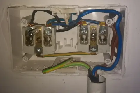 Instrukcja podłączenia kabla 4 żyłowego: zobacz schemat połączeń w puszce elektrycznej.