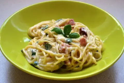 Jak przygotować idealne spaghetti carbonara ze śmietaną – prosta receptura