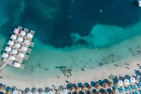En strand med turkost vatten och solstolar, som påminner om Europas Maldiverna i Albanien.