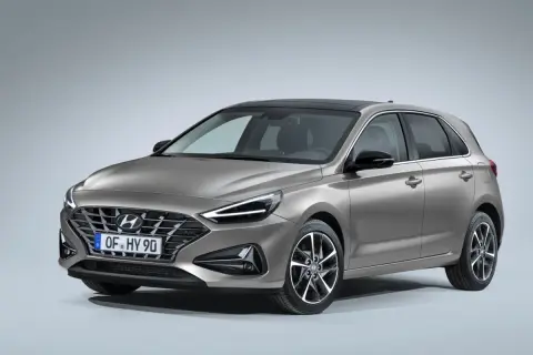 Nowy Hyundai i30 w kolorze szarym, z czarnym dachem i felgami. Sprawdź atrakcyjną cenę nowego Hyundai i30.