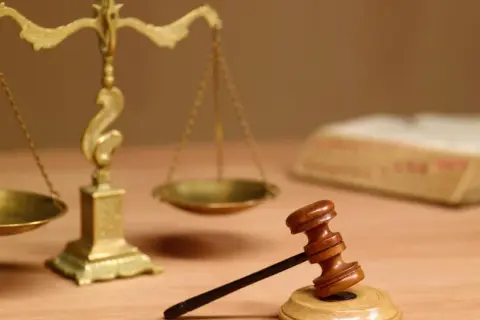 Sąd karny czym się zajmuje - kluczowe funkcje i typy spraw w Polsce