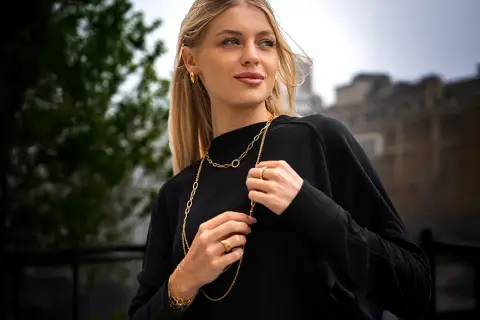 Jak dobrać naszyjnik do sukienki? Przewodnik stylistki Liliany