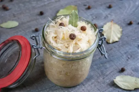 Dlaczego kapusta kiszona ciemnieje i jak temu zapobiec?
