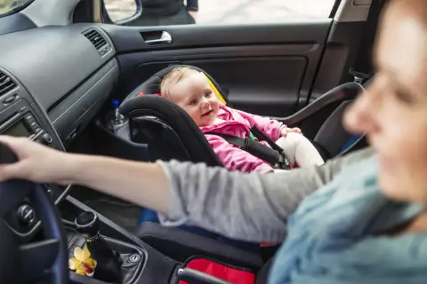 Czy dziecko może jechać w foteliku z przodu? Bezpieczeństwo i przepisy.
