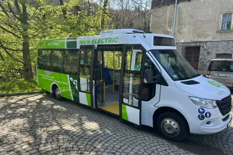 Autobus na Morskie Oko: Jak Łatwo i Tanio Dotrzeć do Serca Tatr?