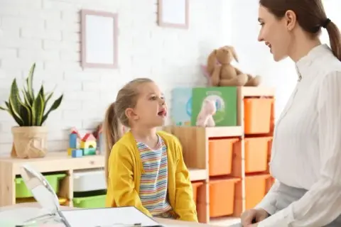 Czy logopeda to zawód medyczny? Sprawdź kontrowersje prawne i skutki