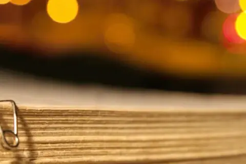 Co oznacza agrafka na ubraniu i jak może uratować Twój styl